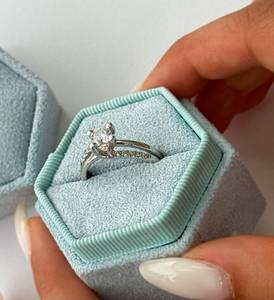 Bague en moissanite à double bande et tige fendue, coupe ronde, en argent 925 pour femme, cadeau idéal pour anniversaire ou promesse pour les amoureux - Product Image 4