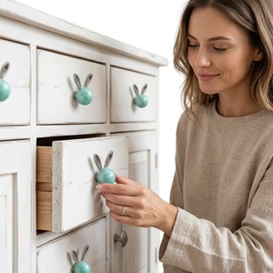 Poignée de meuble en laiton et résine en forme de lapin, moderne, pour la décoration de la maison et des bars, écologique, durable, multifonction, installation facile - Product Image 3