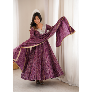 Ensemble de robe Anarkali en rayonne rayonnante avec broderie miroir, pantalon droit et dupatta en dentelle dorée, prêt-à-porter pour femme HTU54 DC - Product Image 2