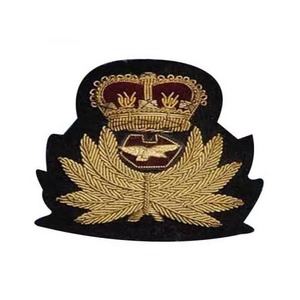 Parches de Moda Personalizados OEM y Emblemas para Blazers al por Mayor, Corona Dorada con Hojas y Guirnalda, Parche Bordado a Mano con Hilo Metálico - Product Image 5