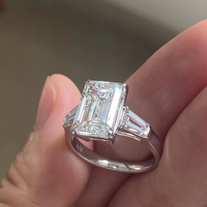 Bague de fiançailles et de mariage en moissanite de laboratoire Iced Jewelz de haute qualité, 5,90 carats, or rose 14 carats, taille émeraude, plaqué rhodium - Product Image 1