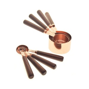 Taza medidora y cucharas de color oro rosa de cobre con asas de madera Taza medidora y cucharas de diferentes tamaños - Product Image 1