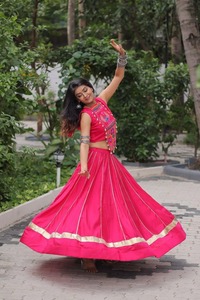 Conjunto de Lehenga Choli para Mujer, con Top Corto Bordado, Diseño Gujarati, Ropa Tradicional Étnica para el Festival Navratri - Product Image 3