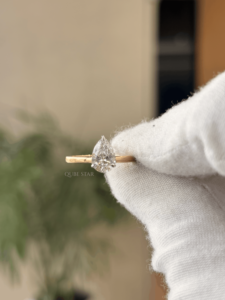 Anillo solitario de diamante clásico cultivado en laboratorio de 2.644 CT, oro de 18 quilates premium, con tres puntas y filigrana en el hombro, para mujer, talla US 6. - Product Image 2