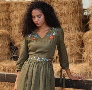 Vestido midi bohemio chic verde oliva de lino bordado con mangas tres cuartos, cuello en V floral, corte en A, estilo cottage core para mujer - Product Image 6
