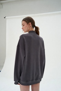 Jolie jeune femme élégante portant un sweat-shirt à col montant bordeaux riche et à manches longues, coupe confortable, debout avec confiance dans un studio. - Product Image 2