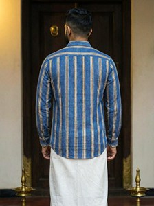 เสื้อเชิ้ตผ้าลินินคุณภาพพรีเมียมสำหรับผู้ชาย สีน้ำเงินและเบจ ลายทาง พร้อมกระเป๋าเสื้อ แขนยาว ติดกระดุม - Product Image 2