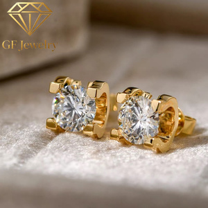 Boucles d'oreilles clous en or jaune 18 carats avec diamant de laboratoire rond à quatre griffes, bijoux fins classiques de luxe - Product Image 2