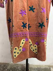 Robe en velours sérigraphié style Suzani, veste de festival bohème, motif floral et oiseaux, vêtement d'extérieur 100% coton, longueur intégrale, fermeture à cordon - Product Image 4