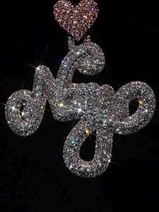 จี้เพชร VVS แบบกำหนดเอง ตัวอักษรย่อ เงินแท้ 925 ชุบทอง ผ่านการทดสอบเพชร ปรับแต่งได้ พร้อมตะขอรูปหัวใจ ดีไซน์คลาสสิก - Product Image 4