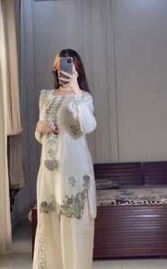 Conjunto de diseñador con bordado en seda estilo SO, top con pantalón estilo Farshi y dupatta, completamente cosido y listo para usar. - Product Image 2
