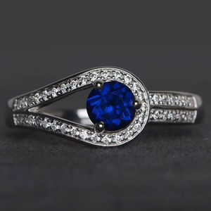 แหวนแต่งงาน แหวนไพลินสีน้ำเงิน ทรงกลม พลอยสีน้ำเงิน เงินสเตอร์ลิง เครื่องประดับประจำเดือนเกิดเดือนกันยายน - Product Image 1