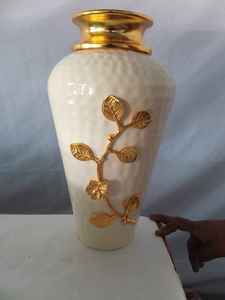Vase en laiton artisanal élégant, finition or martelé, décoration de table moderne à prix avantageux - Product Image 4