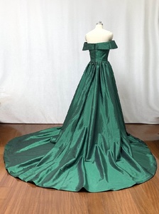 Vestido largo de fiesta de tafetán verde esmeralda con hombros descubiertos para mujer - Product Image 3