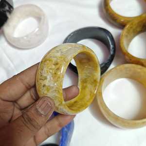 Bracelet en résine écologique fait main, motif marbré jaune et blanc, bijou artisanal de collection, Noël, Saint-Valentin - Product Image 1