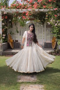 Applique brodée artisanale Banjara pour ensembles indiens et pakistanais, à coudre sur les robes traditionnelles, style vintage - Product Image 6