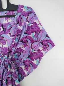 Robe kaftan en coton à feuilles violettes faite à la main en Inde, mode bohème pour femmes - Product Image 4