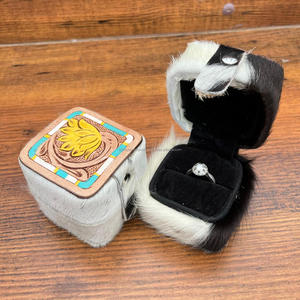 Boîte à bagues personnalisée en cuir de vachette usiné à la main Design floral élégant parfait pour les mariées et cadeau de bague de mariage de haute qualité - Product Image 6