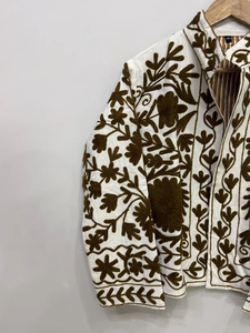 Veste courte matelassée blanche pour femme avec broderie florale marron foncé, 100 % coton, écologique - Product Image 4
