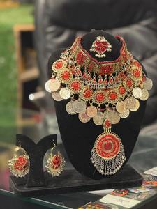 Brazalete tribal afgano pesado con incrustaciones de piedras y motivos florales en relieve para la colección de joyería tradicional Kuchi. - Product Image 3