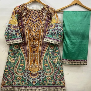 Vestido de terciopelo pakistaní de diseñador, vestido de terciopelo más vendido en línea, vestido de terciopelo moderno pakistaní Shalwar Kameez a bajo precio - Product Image 1