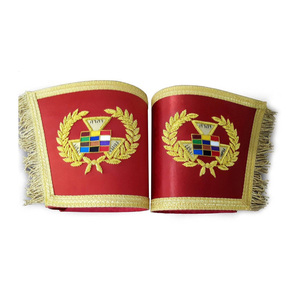 Manchettes de Régalia Maçonnique Ancien Arche-Prêtre du Chapitre Royal, en Satin Rouge Brodé Or avec Franges - Product Image 1