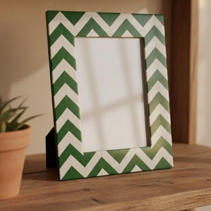 Cadre photo en résine solide fait main avec des bords lisses pour une décoration intérieure sécurisée - Product Image 2