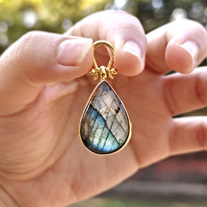 Pendentif en pierre naturelle labradorite bleue chatoyante en forme de goutte d'eau, en laiton massif plaqué or 18 carats, pour la création de bijoux DIY, pendentifs personnalisés en pierres précieuses - Product Image 6