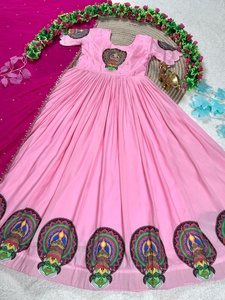 Élégance culturelle : Robe de cérémonie imprimée Kathakali avec ensemble dupatta en soie Chinon - Product Image 4