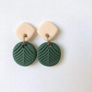 Pendientes de Resina Elegantes con Acabado Brillante, Diseño Moderno, Duraderos, Joyería de Lujo Hecha por Artesanos Expertos - Product Image 4