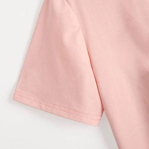 T-shirts 100 % coton pour filles, personnalisables avec impression sérigraphique en relief, hauts courts amples et ajustés pour femmes - Product Image 3