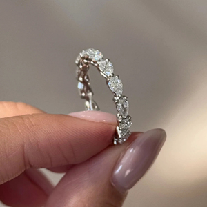 แหวนเพชรทรงลูกแพร์ขนาด 2.20 กะรัต สวยงามอลังการ ฝังเพชรเต็มวง บนตัวเรือนทอง 14K ดีไซน์หรูหรา เหมาะสำหรับเป็นแหวนแต่งงานเพื่อแทนความรักนิรันดร์ - Product Image 4