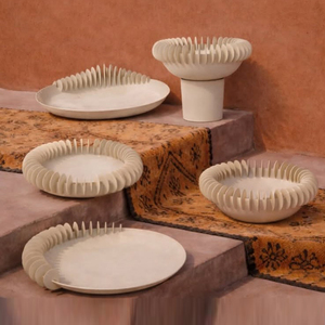 Ensemble de coupelles et de plateaux en métal blanc sculptural avec des accents uniques à nervures côtelées pour servir des aliments et décorer - Product Image 3