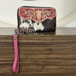 Pochette vintage pour femme en cuir de vachette artisanal de créateur, avec plusieurs emplacements pour cartes, fermeture éclair et dragonne amovible - Product Image 1