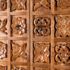 Armario Tradicional de Madera con Acabado Color Miel, Elegantes Tiradores de Latón, Armario Extensible para un Atractivo Atemporal, Ideal para Escuelas y Hospitales - Product Image 3