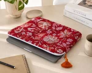 Housse d'ordinateur portable matelassée brodée rouge avec fermeture éclair, poignée souple et housse en coton pour voyage et usage quotidien - Product Image 1