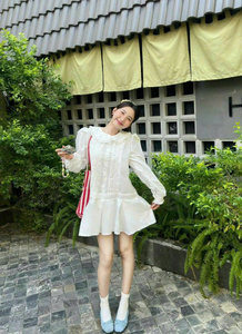 เดรสเบบี้ดอลล์สีขาว แต่งลูกไม้ จับจีบด้านหน้า เอวทรงเอ็มไพร์ คอปกปีเตอร์แพน สไตล์ลำลอง ผ้าทอเนื้อบางเบา แขนยาว - Product Image 4