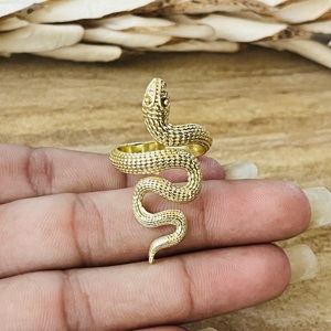 Nouveauté 2026, Meilleure vente : Bague serpent gothique en laiton pour femme, plaquée or 18 carats, motif animal enroulé texturé, style punk, vente en gros - Product Image 2