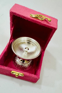 Diya Plateada con Caja de Terciopelo, Decorativa Antigua para Pooja, Deepak para el Hogar, Templo, Aarti, Redonda, de Metal Pulido, Regalos Artesanales - Product Image 5