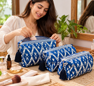 Juego de Bolsas de Cosméticos de Algodón Acolchado Hechas a Mano |   Bolsa de Aseo de Viaje Azul y Blanca |   Bolsa de Maquillaje y Accesorios Hecha a Mano |   Bolsa de Aseo con Cierre - Product Image 1