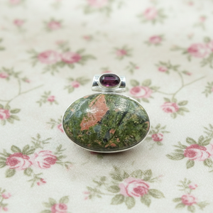 Pendentif ovale en jaspe unakite et grenat, en argent sterling 925 plaqué or rose et or jaune, fait main, bijou statement, cadeau unisexe - Product Image 3