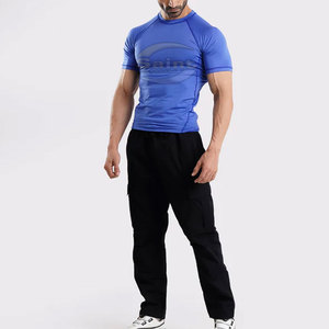 Camiseta de compresión ligera y ajustada para hombre, camiseta de compresión de color sólido de alta calidad para entrenamiento. - Product Image 4