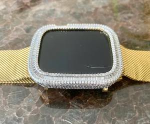 Carcasa con Zirconia Baguette y Diamantes de Laboratorio en Oro Amarillo para Apple Watch, Diseño Completo y Elegante para Unisex - Product Image 2
