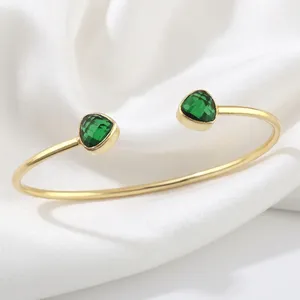 Bracelet jonc ouvert en laiton plaqué or 18 carats pour femme, avec pierres précieuses naturelles émeraude et quartz taille triligne - Product Image 1