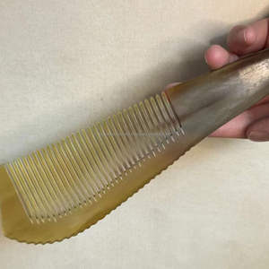 Peigne en corne de boeuf naturel au laser de meilleure qualité pour tous les types de cheveux fabriqués à la main en Inde pour un usage domestique - Product Image 2