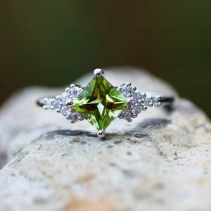 Anillo de Plata de Ley 925 Art Deco con Peridoto Natural, Piedra de Nacimiento de Agosto, Joyería Elegante y Atemporal con Piedras Preciosas, Regalo - Product Image 1
