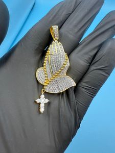 Colgante de moissanita con manos en oración y cruz, plata 925, chapado en oro de 18 quilates, joyería religiosa cristiana unisex. - Product Image 4