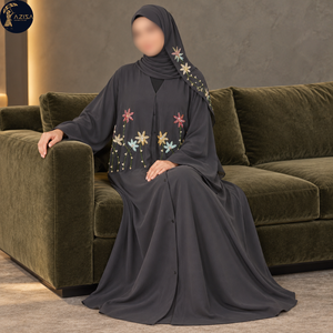 Abaya florale pastel pour femmes en gris anthracite avec des motifs de vigne perlés |   Robe ample et élégante avec boutons sur le devant et hijab assorti - Product Image 4