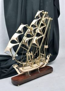 Sculpture de bateau à voile en laiton faite à la main, artisanat traditionnel en métal, décoration de table durable pour le bureau et le salon - Product Image 4