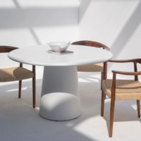 Table à manger en micro-concret blanc Vandana Aureo Merino avec un design contemporain et élégant